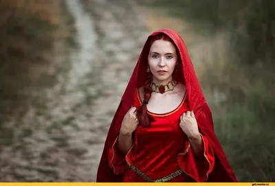 Торт с силуэтом девушки в красном платье на заказ по цене от 2 290 ₽ с  доставкой в Москве