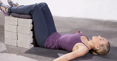Упражнения на спину: как накачать мышцы спины в домашних условиях и в  тренажерном зале