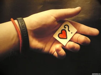 Картинка с мужской рукой с бумажкой, на которой сердце и вопросительный  знак — Картинки на аву