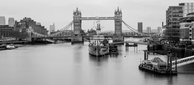 Черно-белый Лондон с мостом через Темзу - обои на рабочий стол