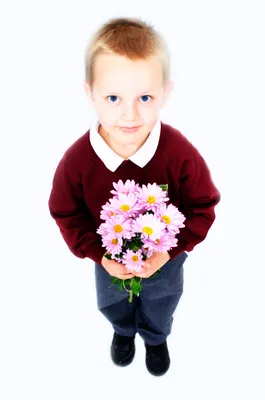 Раскраска Мальчик дарит девочке цветы распечатать или скачать