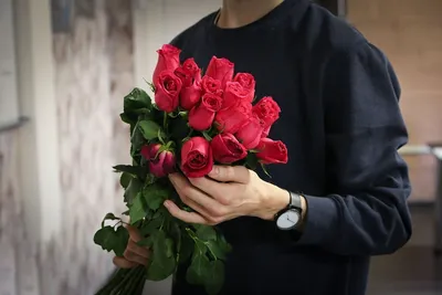 Мужчина дарит букет цветов и подарок девушке дома :: Стоковая фотография ::  Pixel-Shot Studio