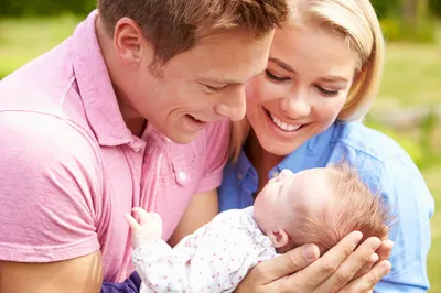Родители обнимают новорожденного в постели дома Мама, папа и ребенок  Стоковое Изображение - изображение насчитывающей детство, счастье: 159453107