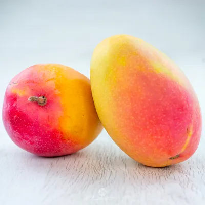Как правильно выбрать и есть манго: 2 варианта с фото