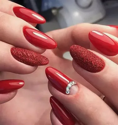 Маникюр красный с золотом - фото ногтей, которые считают модными весной  2023 года