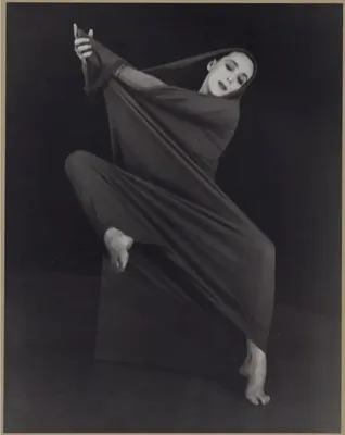 Andris Liepa Production - Марта Грэм (Martha Graham) в постановке «Плач»  (1935) | Facebook