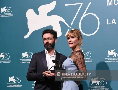 Венецианский фестиваль 2021 красная дорожка - образы звезд Андреа Бочелли с  женой, сестра Пенелопы Крус - фото - Стиль | Сегодня