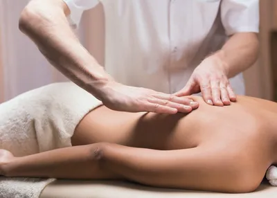 Лечебный массаж спины и шеи — показания и польза, медицинский массаж  поясницы | Клиника Ткачева