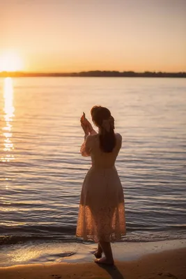 Красивая девушка, глядя на море и мечты о том, что романтическая Стоковое  Фото - изображение насчитывающей закат, лето: 187392984