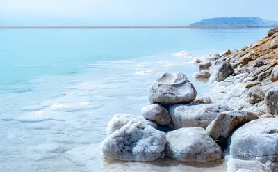 Мертвое море испарилось настолько, что в некоторых районах теперь можно  ходить по соляным пластам | Пикабу