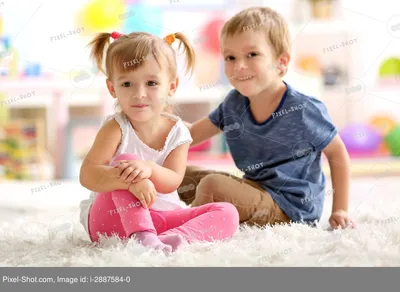 Милые веселые дети играют, сидя на ковре у себя дома :: Стоковая фотография  :: Pixel-Shot Studio