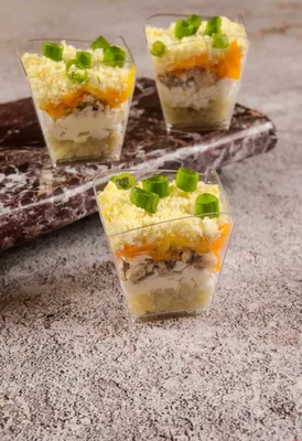Салат «Мимоза» с рыбными консервами и сыром: рецепт - Лайфхакер