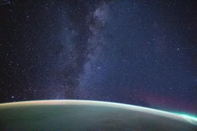 Галактика млечный путь фотография с длинной выдержкой с зернистостью |  Премиум Фото