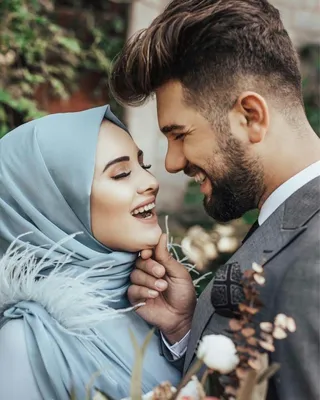 Счастливые азиатские мусульманские пары обнимает отношения любви друг к  другу, муж и жена романское обнять Стоковое Фото - изображение  насчитывающей отношение, усмешка: 199980058