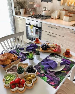 Накрытый стол с едой: красочные фото на выбор для любителей гастрономии