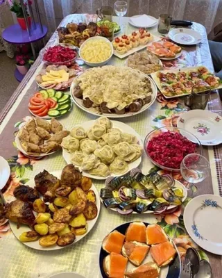 Весь мир на твоей тарелке: фото накрытого стола с разнообразной едой 