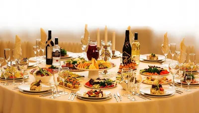 Шведский стол на высоте: фото разнообразной еды на накрытом столе 