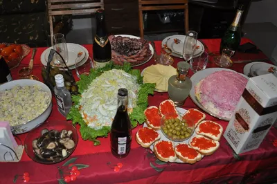 Арт с накрытым столом и едой