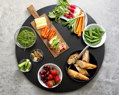 Изображение стола с разнообразными блюдами