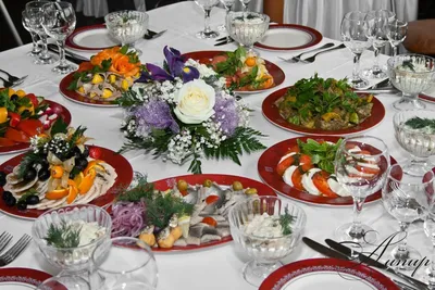 Рисунок накрытого стола с разнообразными блюдами