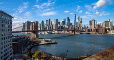 Огромный Нью-Йорк вылезает из …» — создано в Шедевруме