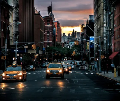 Оживленная улица Нью-Йорка на рассвете - обои на телефон