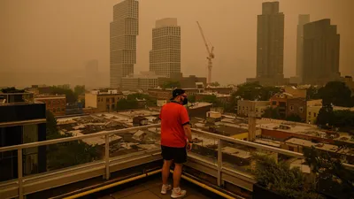 В штате Нью-Йорк жителям раздадут миллион респираторов из-за смога от  лесных пожаров - Газета.Ru