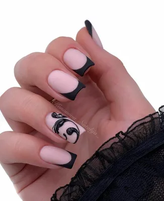 Элегантный черный френч на розовых овальных ногтях с крестом из страз