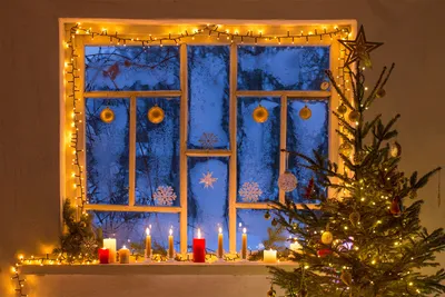 Как украсить окна на Новый год 2024: 101 фото идеи новогоднего украшения  шарами, игрушками, вытынанками, гирляндой, дождиком, мишурой