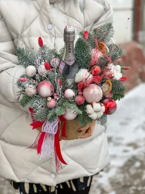 Новогодний букет Орхус: еловые ветки, ягоды илекса по цене 5652 ₽ - купить  в RoseMarkt с доставкой по Санкт-Петербургу