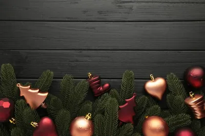 Новогодние украшения на черном фоне Веселая рождественская концепция с  пустым пространством для вашего дизайна Стоковое Изображение - изображение  насчитывающей шлем, колоколов: 164641227