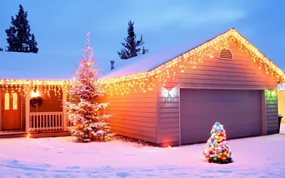 Картинка на рабочий стол рождественские обои, праздники, шары, настроение, новогодние  обои, зима, новый год, снег, макро, праздничные обои, рождество 2560 x 1600