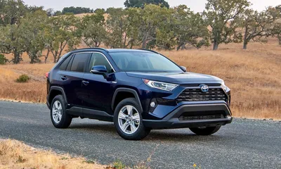 Toyota RAV4 обрела новые фары и расширенное оснащение — Авторевю