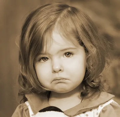 Грустный Подавленный Обиженный Малыш Ребенок Плачет С Проблемами — стоковые  фотографии и другие картинки Безнадёжность - iStock