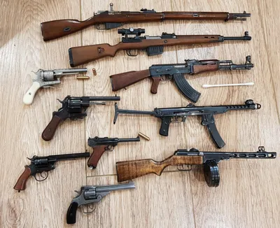 Арсенал огнестрельного оружия штурмовые винтовки и пистолеты | Премиум Фото