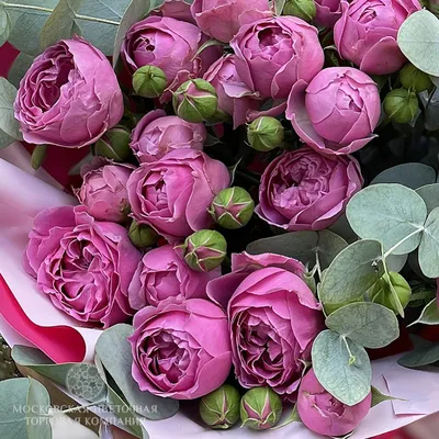Большой букет кустовых роз с шаром для мамы, артикул: 333052243, с  доставкой в город Москва (внутри МКАД)