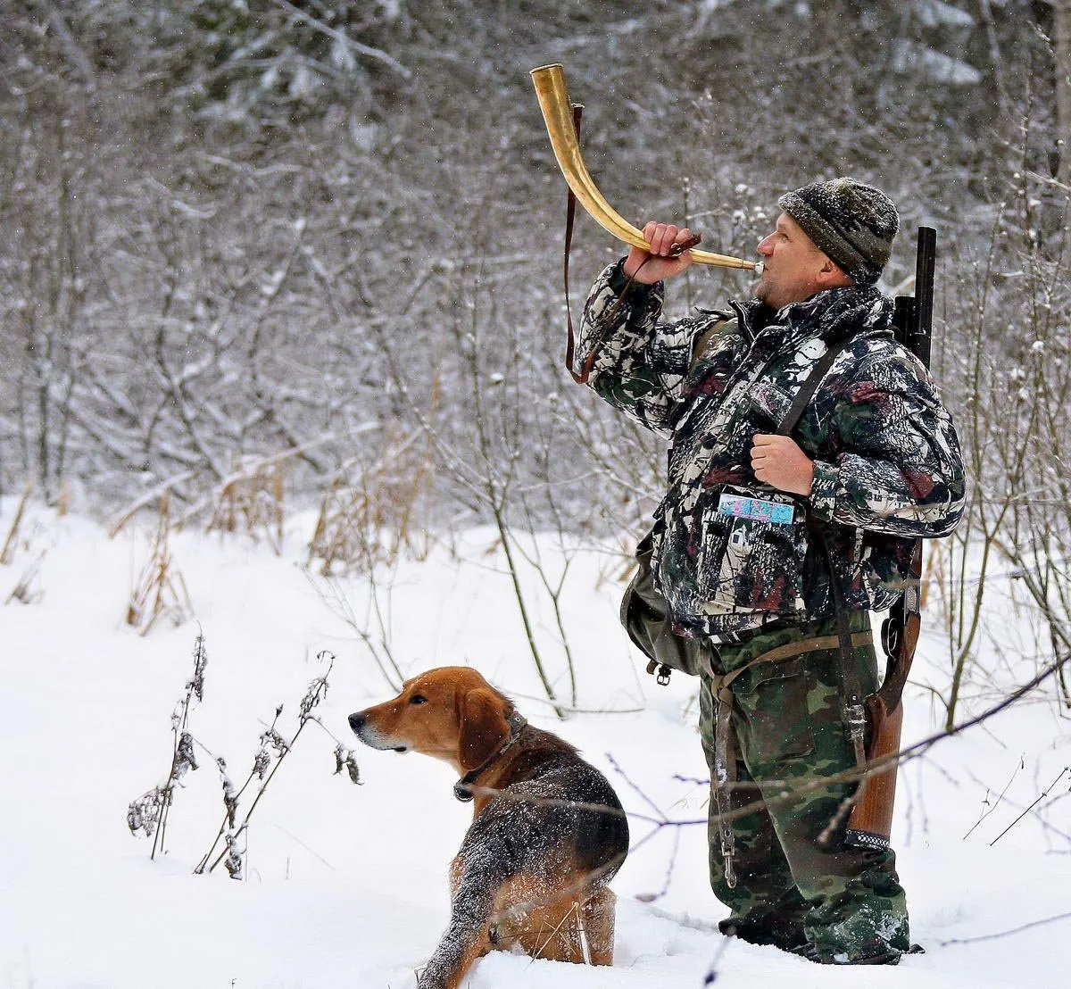 Охота зимой. Охотник с собакой. Охотник в лесу.
