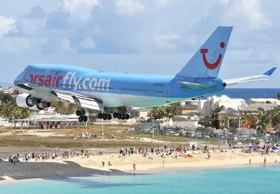Пляж Махо, остров Сен-Мартен, самолёт сдул туристов в океан - YouTube