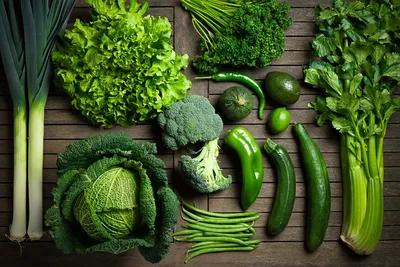 овощи и фрукты зелёного цвета лежат на столе из дерева Stock Photo | Adobe  Stock