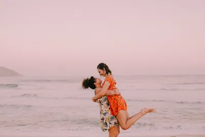 Счастливая пара на пляже · Бесплатные стоковые фото