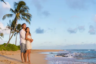 Счастливая Пара На Пляже — стоковые фотографии и другие картинки Пляж - Пляж,  Силуэт, Закат солнца - iStock