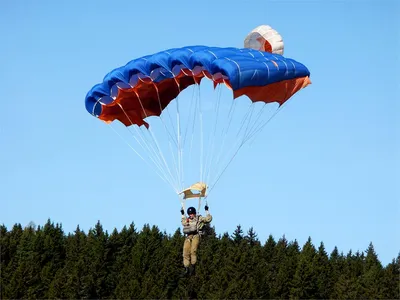 Парашютист приземляется на высокой скорости на парашюте Stock Photo | Adobe  Stock