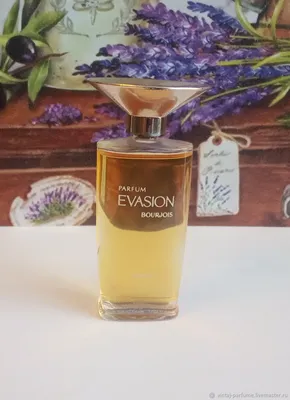 легкая красивая стеклянная бутылка с роскошной туалетной водой Eau De  Parfum на женском фильтре ручного фото на фиолетовых цветах Стоковое Фото -  изображение насчитывающей свет, шарм: 242635436