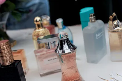 Красивые флаконы в наличии, разные расцветки 😍 упакуем парфюм на подарок в  лучшем виде 🥰 Объём 30 мл ❤️ Минимальная цена парфюма в… | Instagram