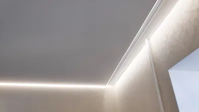 Одноуровневый белый глянцевый парящий натяжной потолок в спальню 10 м2  монтаж и установка в Саратове