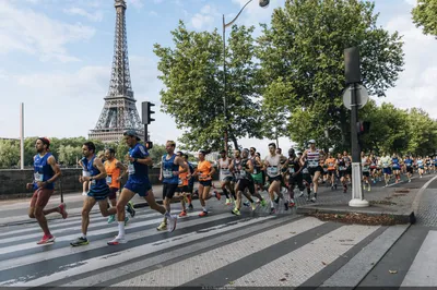 Париж и целый мир - Paris10.ru - Дорогие подписчицы! Поздравляем вас с 8  марта! ❤🌹 По французской традиции желаем вам равноправия и успехов в  труде. А от русского сердца шлем вам лучи