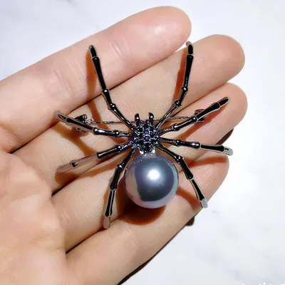 Большой чёрно-белый паук - украшение на Хэллоуин
