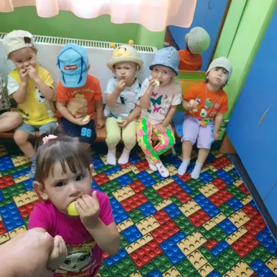 Первый день детей в детском саде Стоковое Изображение - изображение  насчитывающей приятельство, прелестное: 113433077