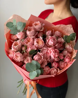Купить персиковые пионовидные розы в черной коробке по доступной цене с  доставкой в Москве и области в интернет-магазине Город Букетов