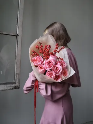 Нежные кустовые пионовидные розы в дизайнерской упаковке, артикул:  333087746, с доставкой в город Москва (внутри МКАД)